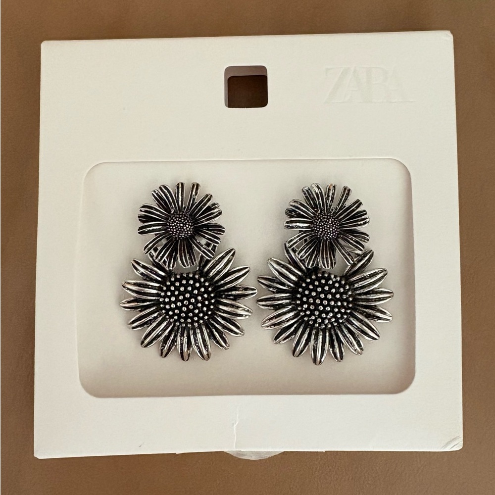 ZARA DOUBLE FLOWER EARRINGS
Metallic Floral Statement Earrings
Color: Silver